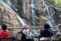 '카페(CAFE) 폭포'의 인기, 행복장학금으로 결실