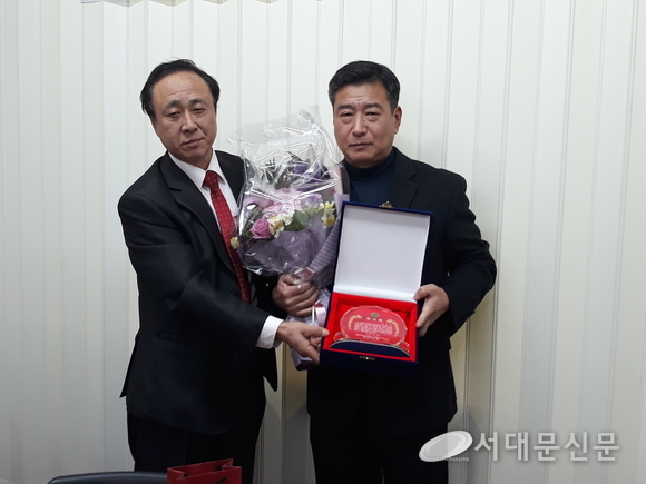 ▶이임 한석탁회장(우)에게 감사패를 수여하는 송진동 회장(좌)