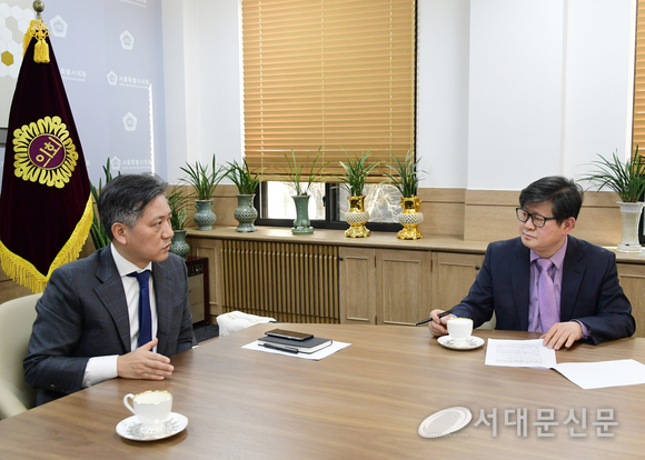 ▲ 신원철 서울시의회 의장 (사진/右)과 질의응답을 하고 있는 본지 조충길(사진/左) 발행인