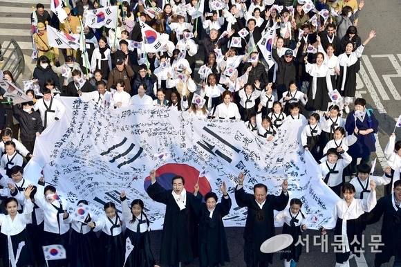 ▲독립기념탑앞에서 독립선언서를 낭독하는 구청장들