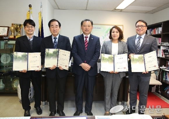▲ 우로부터 이종석 대표위원, 장숙이 전구의원, 윤유현 의장