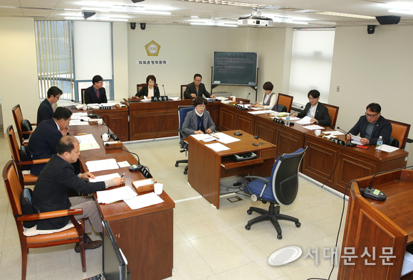 서대문구의원 공무국외출장 규칙안을 심의하고 있는 의회운영위원회의 의원들의 모습