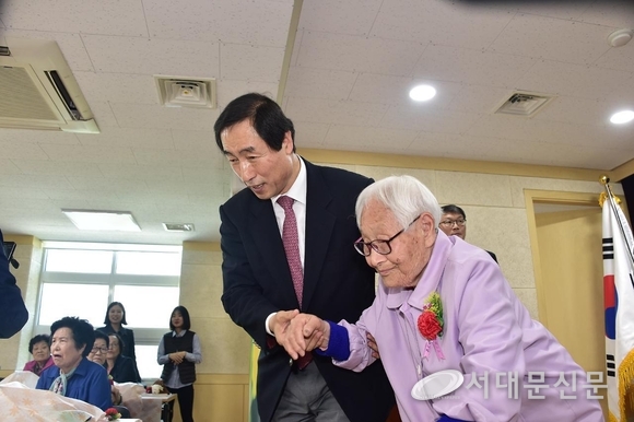 ▲천연동 104세 이갑순 할머니를 안내하는 문석진 구청장 