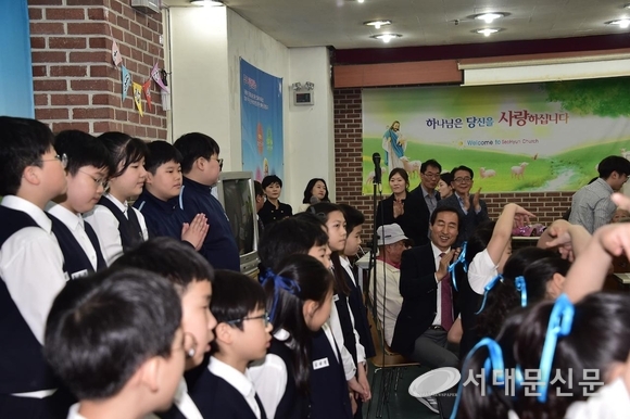 ▲재롱잔치로 어르신들께 감사드리는 어린이들