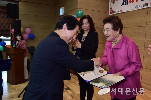 ▲모범어르신께 표창장을 수여하는 문석진구청장