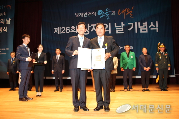 ▲국민포상시상 후 진영 행안부장관과 함께(좌 진영 장관 우 정희환명예회장