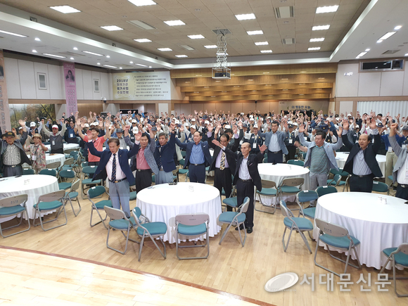▲구장회 6ㆍ25참전유공자회 회장의 선창으로 만세삼창을 하는 참가자들