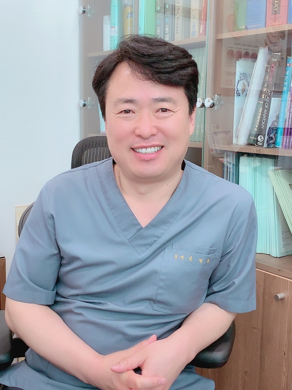 <strong>김 영 철 원장</strong><br>
삼성제일의원 원장<br>
고려대학교 의과대학졸업 및 석사취득<br>
고려대학교 의과대학 부속구로병원 수련<br>
심평원당뇨치료 양호병원지정-2017<br>
심평원고혈압치료 양호병원지정-2018