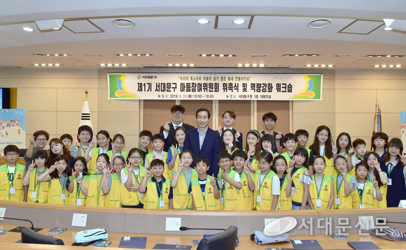 ▶ 신촌장로교회 오창학 원로목사의 선창으로 만세 삼창하는 구민들