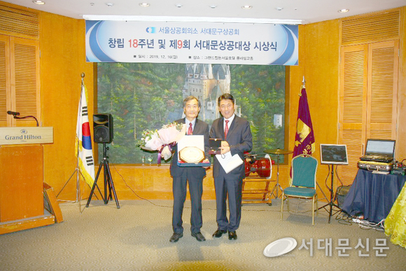 ▶상공대상을 수상한 안보환대표(좌)와 김남전 상공회장(우)