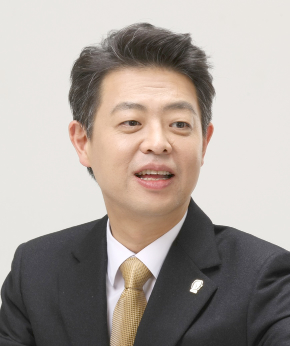 김 영 호<br>
1967년 9월 13일생<br>
북경대학교 국제학과 졸<br>
현 더불어민주당 서대문구을 국회의원<br>
현 더불어민주당 원내부대표