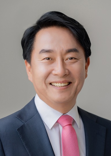 이 성 헌<br>
1958. 05. 30 (남 61세)<br>
성균관대학원 방송통신학과 졸(행정학석사)<br>
전 16대.18대 국회의원<br>
현 (사)한국애견협회 부회장