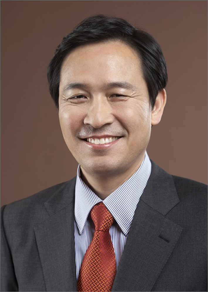 우 상 호<br>
1962년 12월12일생<br>
연대 행정대학원 졸 (행정학석사)<br>
전 더불어민주당 원내대표<br>
현 20대 국회의원